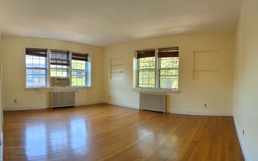 Corner Penthouse – 1 bedroom Condo On Brookline / Brighton Border